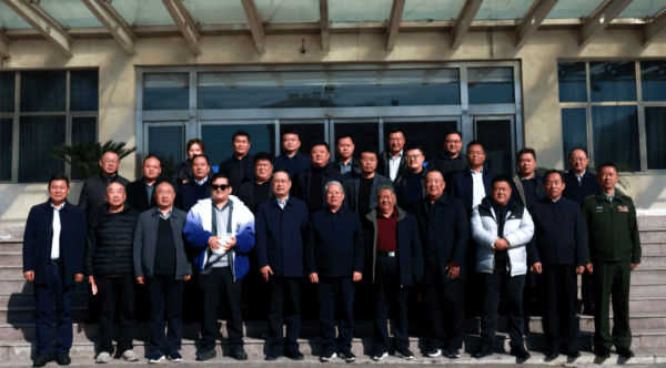 长红配资 校友情深反哺母校，砚香墨韵润泽校园——平邑一中隆重举行《中华砚文化汇典》捐赠仪式